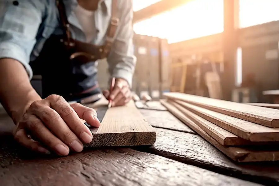 Une personne travaillant avec du vieux bois sur une table