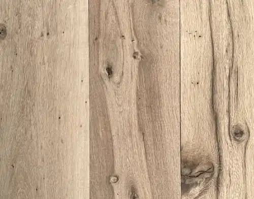 Gros plan de trois planches de bois aux veinures et aux nœuds naturels visibles. Le bois, rappelant le bardage du vieux chêne, présente un aspect rustique et brut, mettant en valeur différentes nuances de beige et de brun clair.