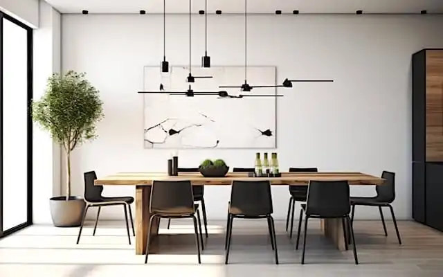 Une salle à manger moderne avec des chaises noires et une table en vieux bois