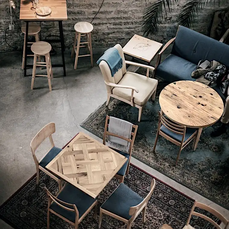  Une vue aérienne d'un ancien café avec des tables et des chaises en vieux bois 