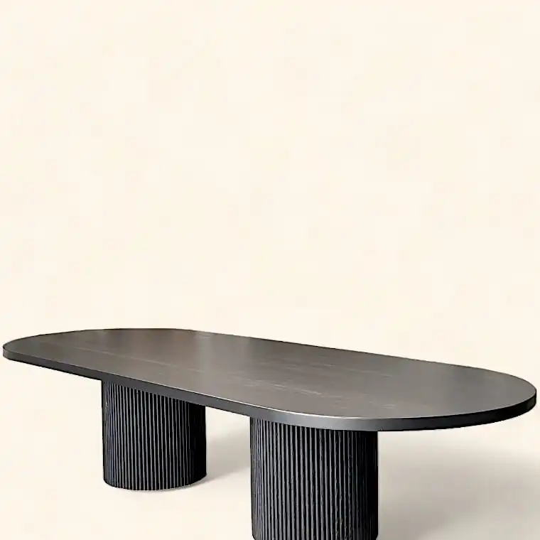  Une table en bois noir à surface lisse et à deux bases cylindriques nervurées se dresse élégamment sur un fond beige. 