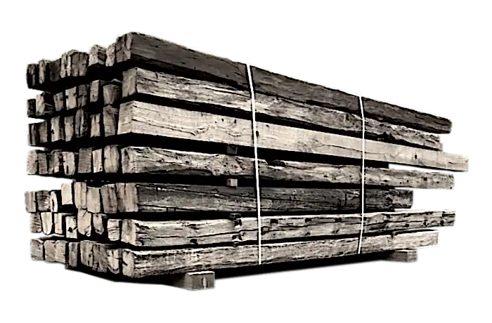 Une pile de planches de bois de vieux chêne sur fond blanc.