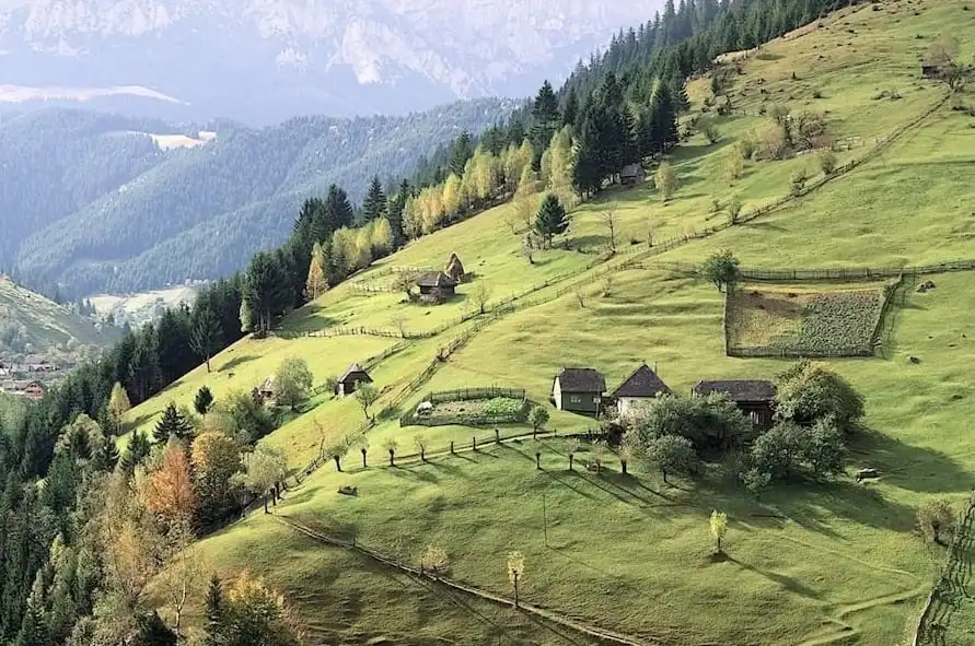 Une vue aérienne d'un village dans les montagnes.