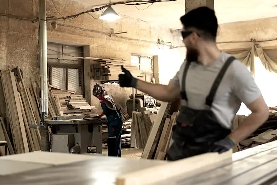 Un homme travaille dans un atelier de menuiserie chez Bois Antique