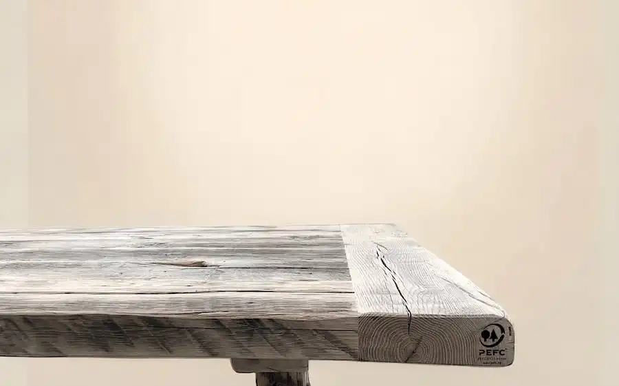 Une table en bois rustique