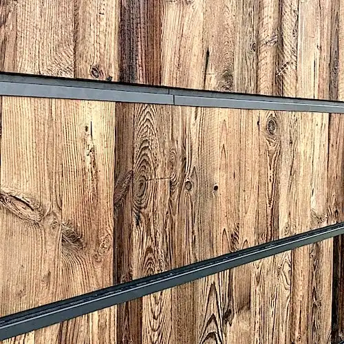  Un gros plan d'un mur en bois rustique 