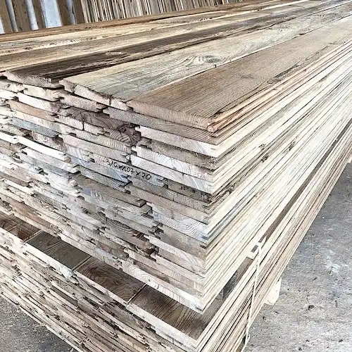  Une pile de planches de bois vieilli dans un entrepôt 