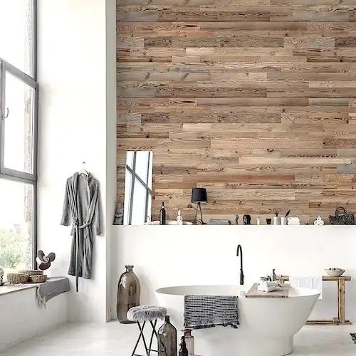  Une salle de bain avec un mur en lambris bois vieilli et une baignoire 
