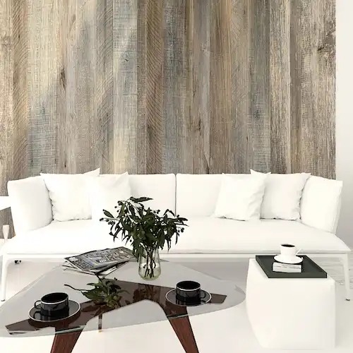  Un salon avec un canapé blanc et une table basse avec un mur en bois recyclé derrière 