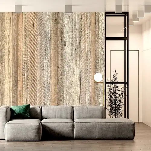  Un salon avec un mur en bois recyclé 