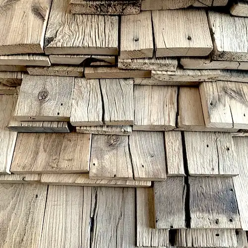  Un tas de planches de bois recyclé empilées les unes sur les autres. 