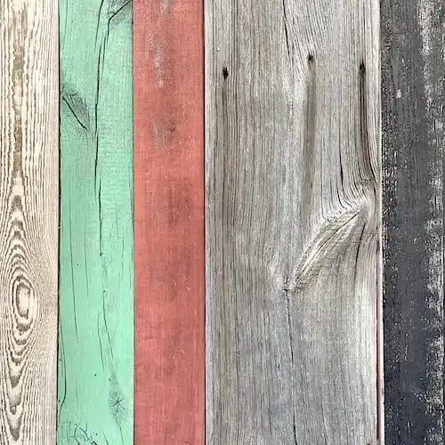  Un gros plan de planches de vieux bois de différentes couleurs. 