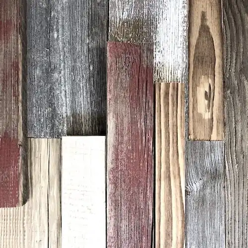  Un groupe de planches de bois recyclé de différentes couleurs. 