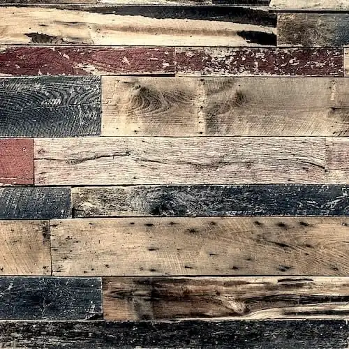  Une image en gros plan d’un mur en vieux bois coloré 