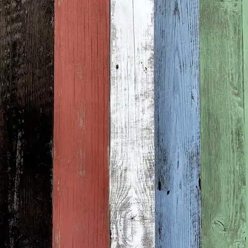  Un gros plan de planches de bois ancien de différentes couleurs. 