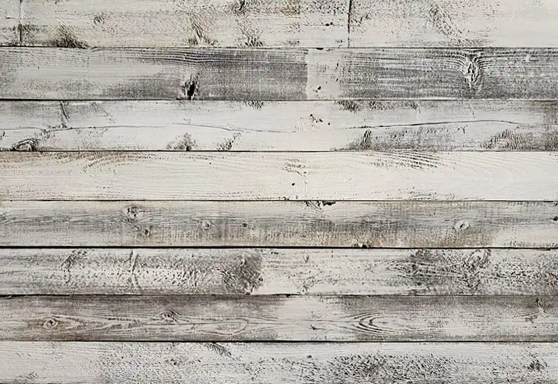 Une pile de planches de bois de vieux chêne sur fond blanc.