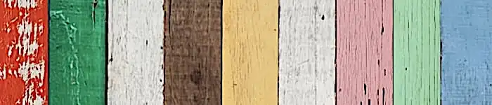 un gros plan d'un mur vieux bois de couleurs différentes