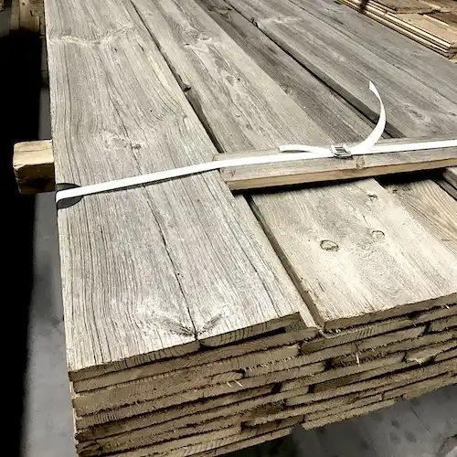  Une pile de planches de lambris bois vieilli dans un entrepôt 