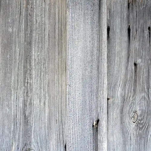 Une image en gros plan d’un mur avec lambris bois vieilli
