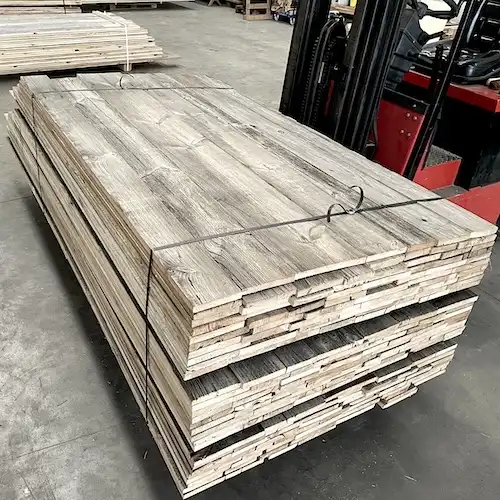  Une pile de planches de lambris bois vieilli dans un entrepôt 