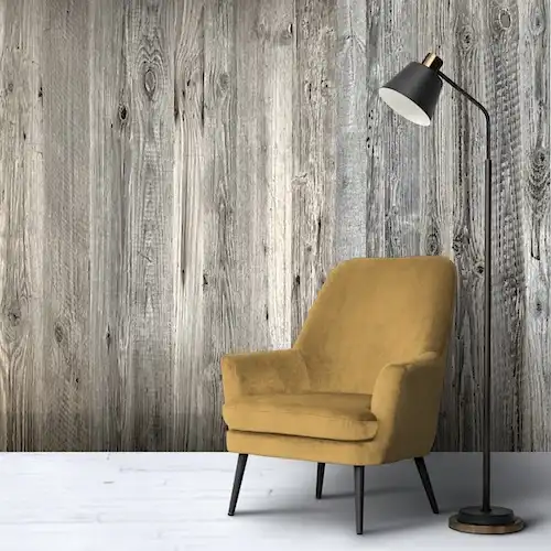  Une chaise jaune devant un mur en bardage bois gris 