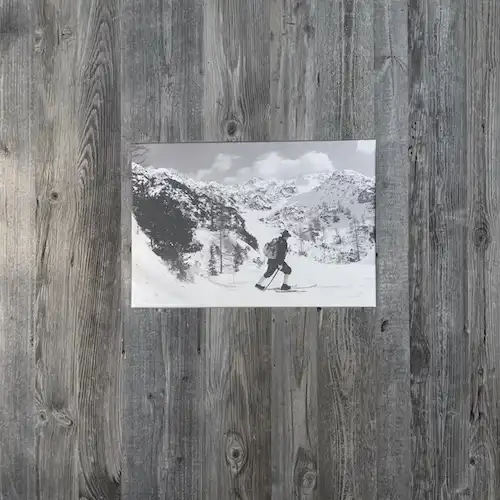  Une photo en noir et blanc d’un skieur sur un mur en lambris bois vieilli 
