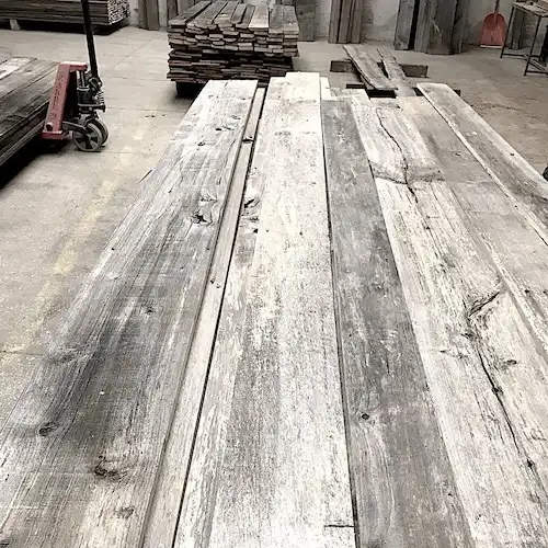  Planches de bois recyclés dans un entrepôt 