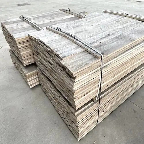  Une pile de planches de bois recyclé empilées les unes sur les autres. 