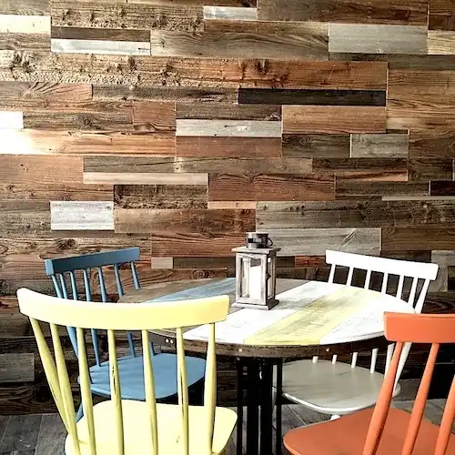  Une table et des chaises devant un mur en lambris vieux bois 
