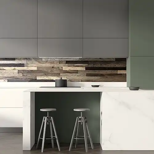  Une cuisine moderne avec des murs verts et lambris vieux bois et des tabourets en bois 