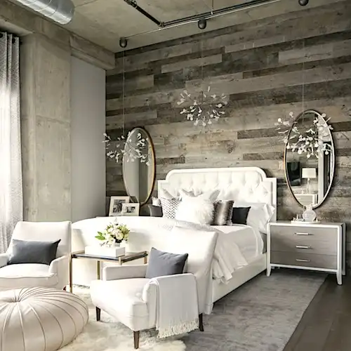  Une chambre blanche avec des murs en lambris vieux bois et un lit blanc 