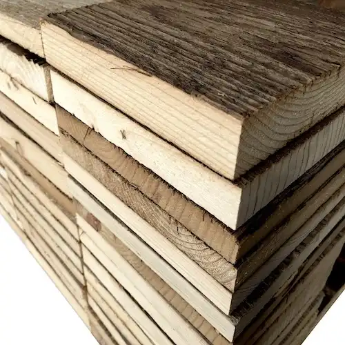  Une pile de planches de bois vieilli sur fond blanc. 