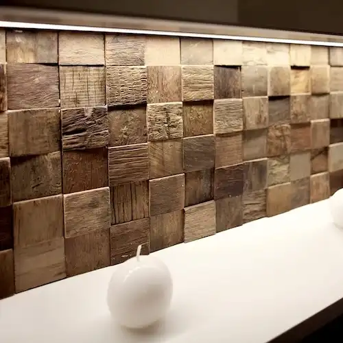  Une salle de bain avec carrelage en bois au mur 