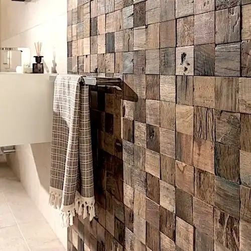  Une salle de bain avec un mur carrelé en bois vieux 