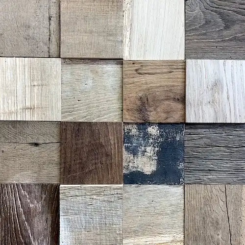  Une collection de différentes pièces de bois ancien de différentes couleurs. 