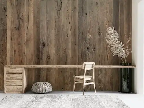  Une pièce avec un mur en bois rustique. 