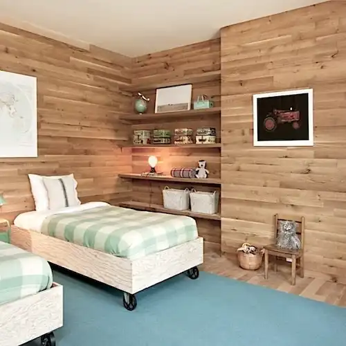  Deux lits dans une chambre avec des murs en vieux chêne. 