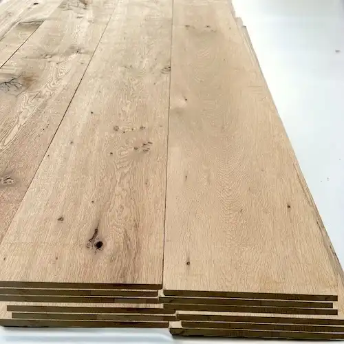  Une pile de planches de bois sur une surface blanche, Vieux Chene. 