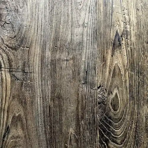  Une image en gros plan d’un plancher en bois de châtaignier. 