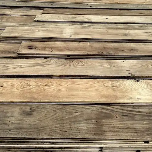 Une pile de planches de vieux bois dans un entrepôt. 
