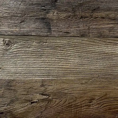  Une image en gros plan d’une planche de bois de châtaignier. 