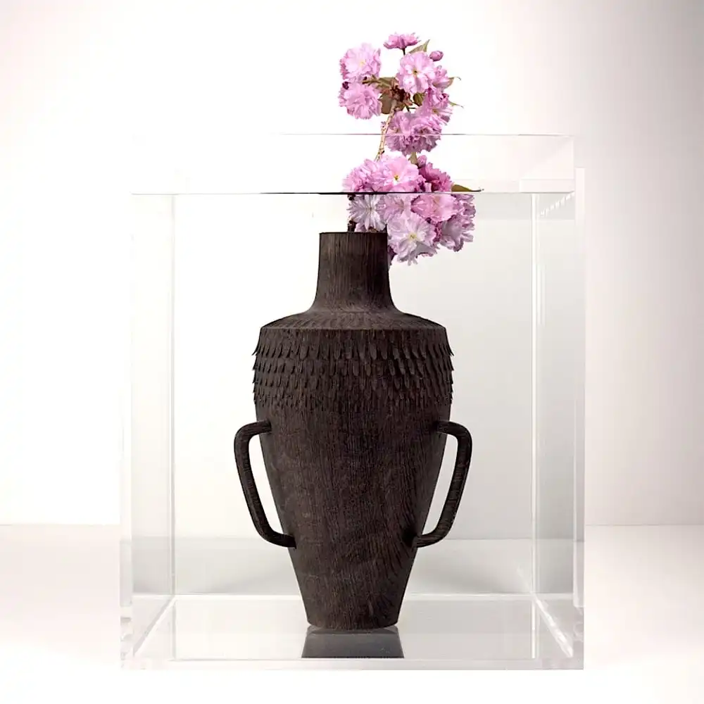  Un vase en chêne noir dans une vitrine. 