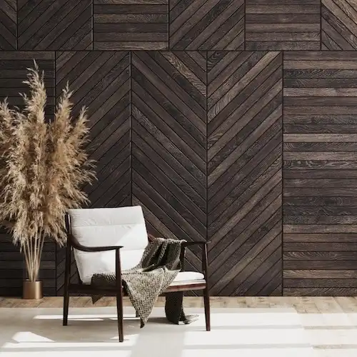  Une pièce avec un mur en bois et une chaise en bois fossilisé. 