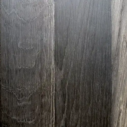  Une vue rapprochée d'un bardage en chêne noir. 