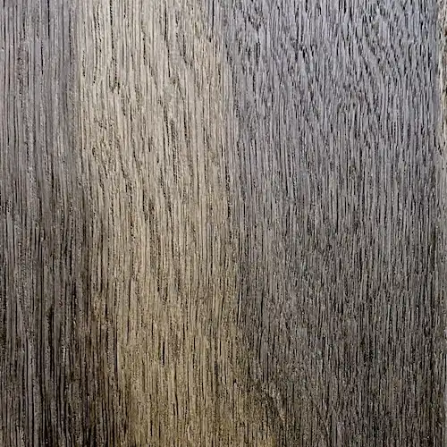 Une image en gros plan d'une surface en bois avec du chêne noir. 
