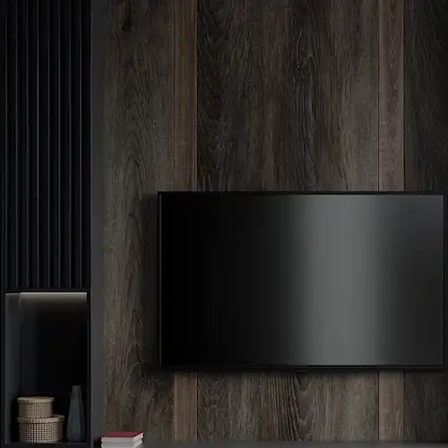  Un salon moderne avec une télé et bardage chêne noir au mur. 