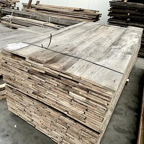 Une pile de planches de bois de grange dans un entrepôt
