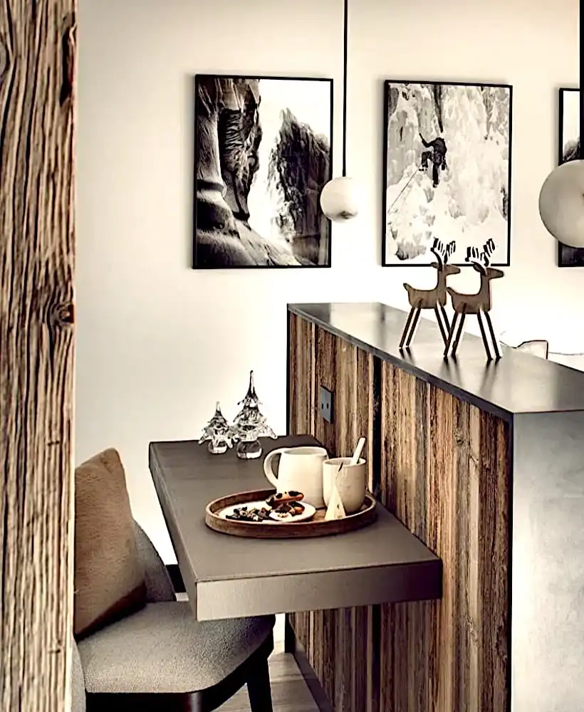 Une salle à manger avec une table et des chaises en bois vieilli