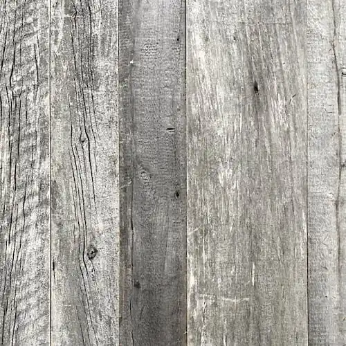 Une image en gros plan d’un mur de bardage gris.