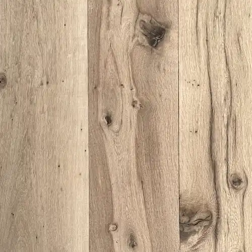 Une vue rapprochée d'un parquet rustique.